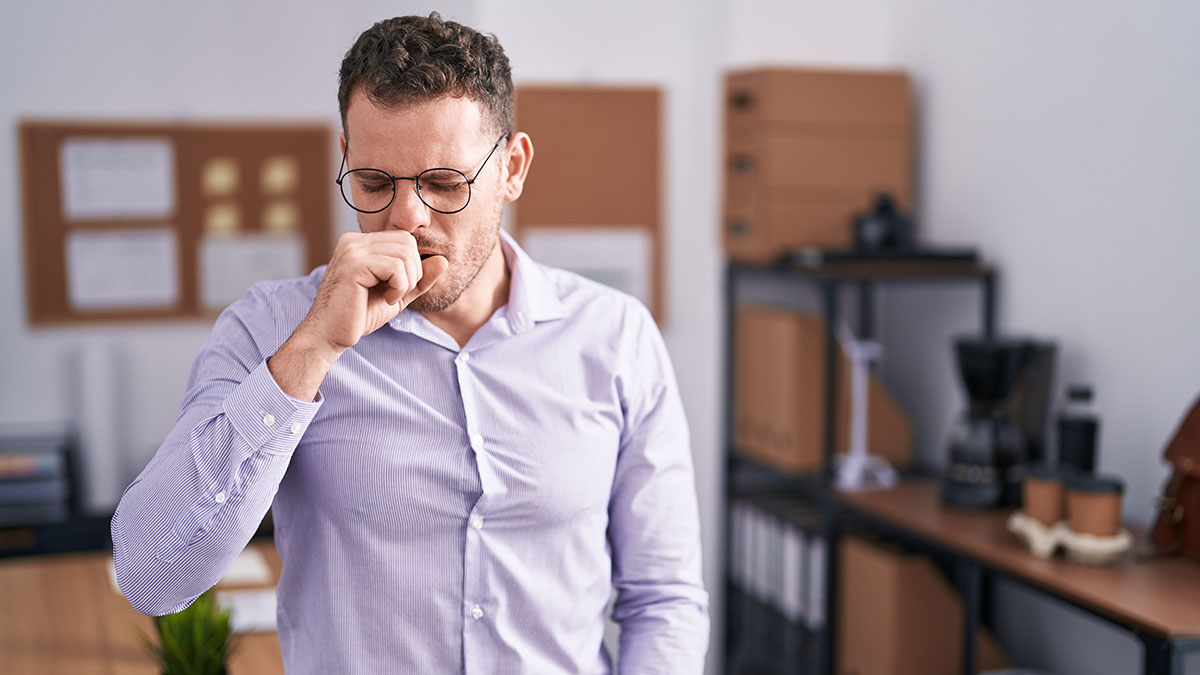 persona con tosse stizzosa